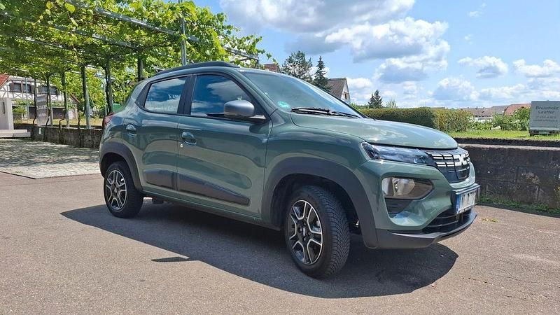 Grün Gebraucht 2023 Dacia Spring Essentiel Kleinwagen | 12.600 € (Fairer Preis) - Bild 1/4