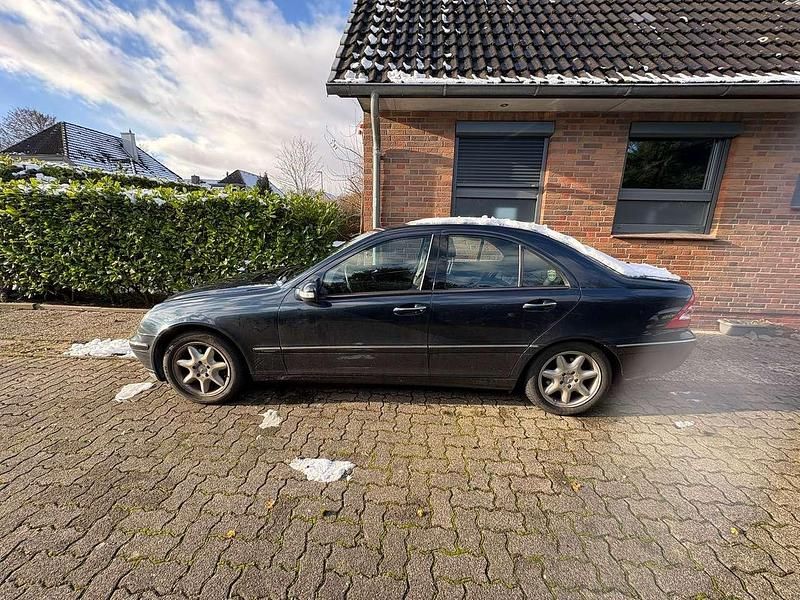 Schwarz Gebraucht 2001 Mercedes C180 Elegance Limousine | 3.800 € (Fairer Preis) - Bild 1/4