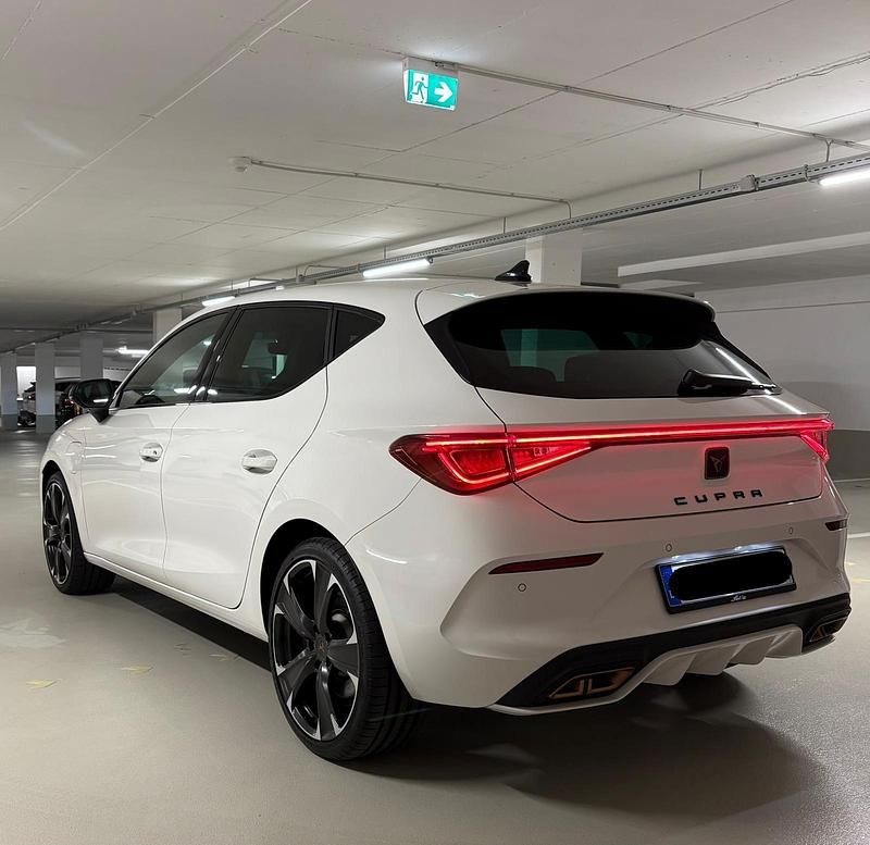 Weiß Gebraucht 2021 Seat Leon Limousine | 20.750 € (Guter Preis) - Bild 1/4
