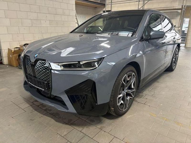 Blue ridge mountain metallic (metallic) Gebraucht 2024 BMW iX Sport Line SUV | 57.700 € (Etwas zu teuer) - Bild 1/1