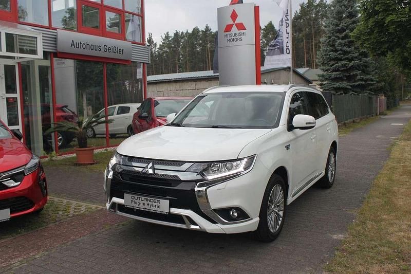 Andenweiß Gebraucht 2021 Mitsubishi Outlander P-HEV Basis SUV | 18.950 € (Guter Preis) - Bild 1/4