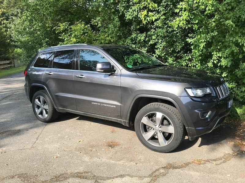 Grau Gebraucht 2017 Jeep Grand Cherokee Overland SUV | 26.900 € (Fairer Preis) - Bild 1/4