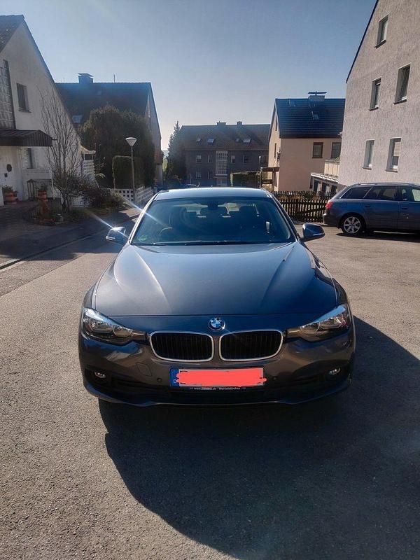 Gebraucht BMW 318 136 PS (100 kW) 2016 Grau Limousine