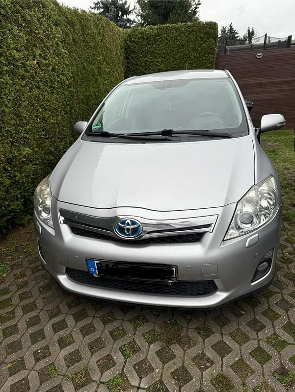Silber Gebraucht 2011 Toyota Auris Hybrid Executive Limousine | 7.449 € (Fairer Preis) - Bild 1/4