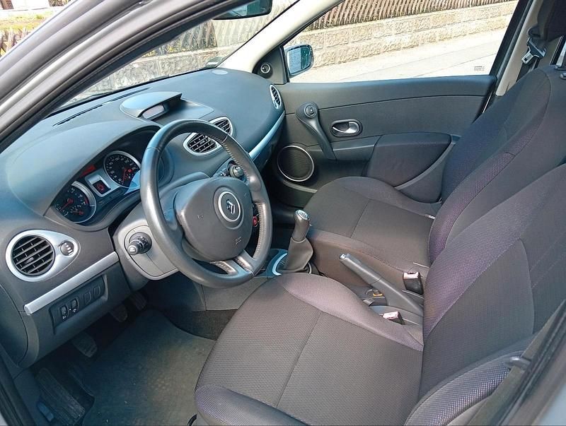 Gebraucht Renault Clio II 90 PS (66 kW) 2006 Grau Kleinwagen