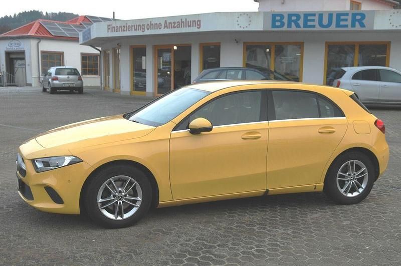 Gebraucht Mercedes A180 116 PS (85 kW) 2019 Gelb Limousine