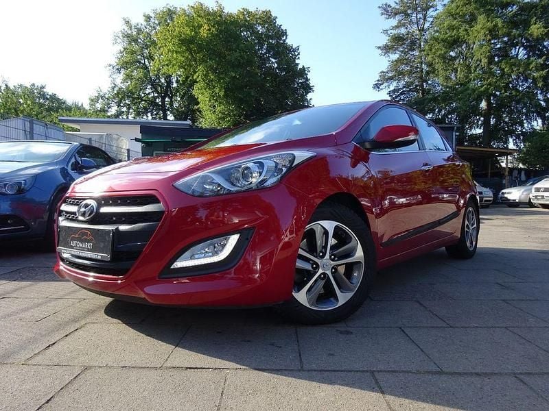 Rot Gebraucht 2016 Hyundai i30 Style Limousine | 9.190 € (Guter Preis) - Bild 1/4