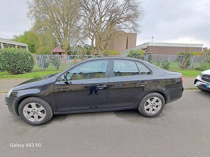 Second-hand VW Jetta 102 CP (75 kW) 2005 Negru Berlinǎ