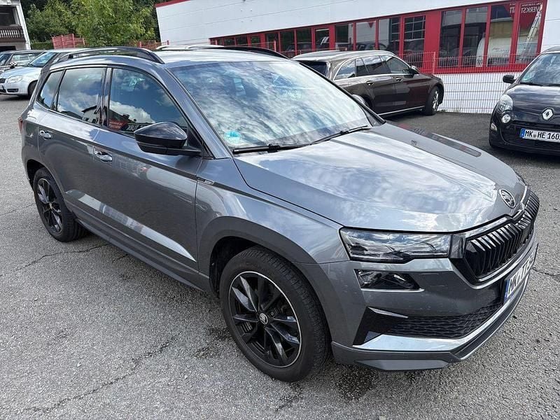 Grau Gebraucht 2023 Skoda Karoq SportLine SUV | 32.800 € (Guter Preis) - Bild 1/4