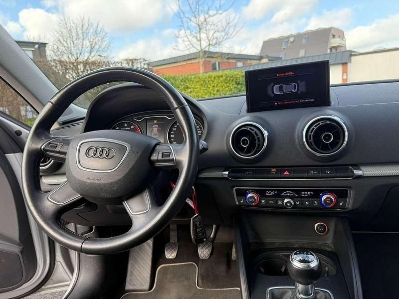 Gebraucht Audi A3 Ambiente 122 PS (89 kW) 2014 Eissilber metallic Kleinwagen