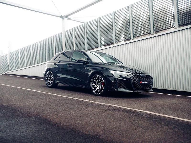 Schwarz Neu 2025 Audi RS3 Sport Kleinwagen | 66.550 € - Bild 1/4