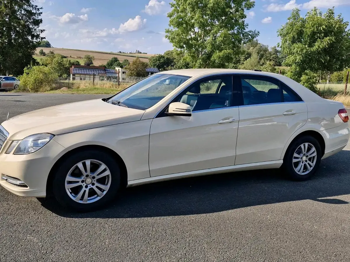 Gebraucht Mercedes E200 136 PS (100 kW) 2013 Beige Limousine