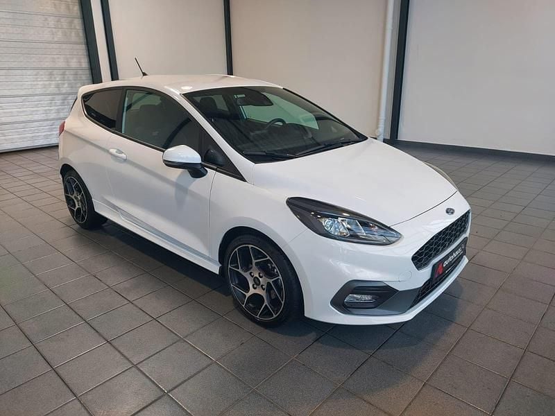 Weiß Gebraucht 2021 Ford Fiesta ST Kleinwagen | 16.990 € (Guter Preis) - Bild 1/4