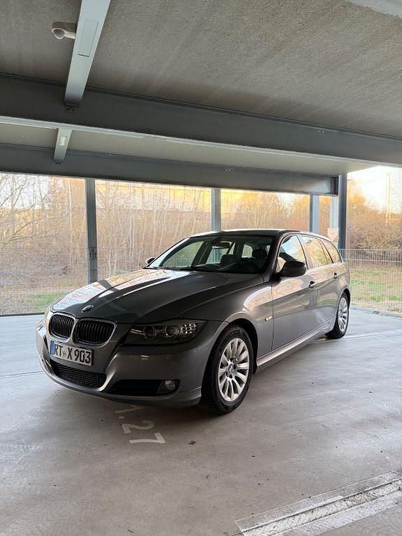 Gebraucht BMW 320 184 PS (135 kW) 2010 Grau Kombi