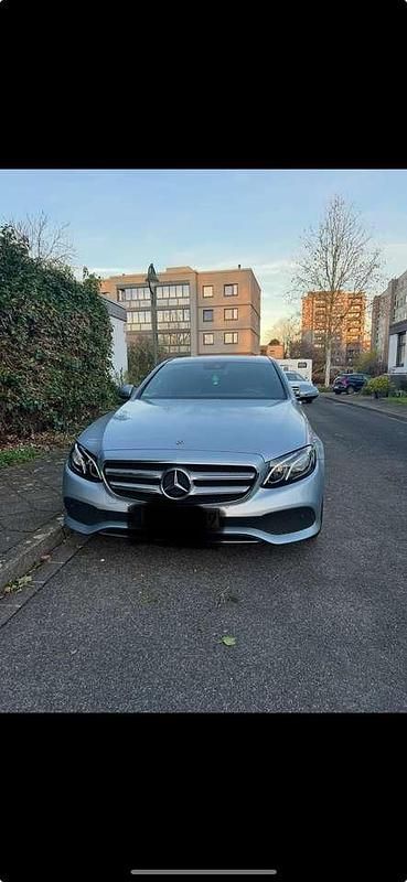 Grau Gebraucht 2018 Mercedes E200 Limousine | 21.000 € (Superpreis) - Bild 1/4