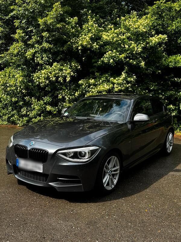 Grau Gebraucht 2015 BMW M135 Sport Line Kleinwagen | 17.250 € (Superpreis) - Bild 1/4