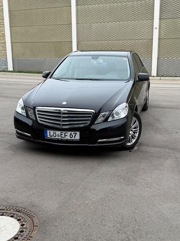 Gebraucht Mercedes E220 Edition 170 PS (125 kW) 2012 Schwarz Limousine