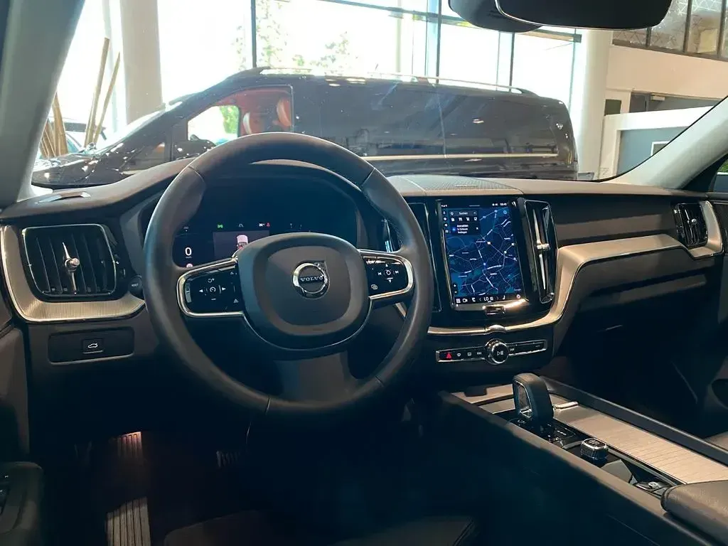 Gebraucht Volvo XC60 Plus 197 PS (144 kW) 2024 Weiß SUV