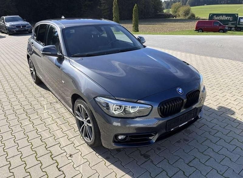 Grau Gebraucht 2018 BMW 118 Sport Line Kleinwagen | 14.500 € (Fairer Preis) - Bild 1/4