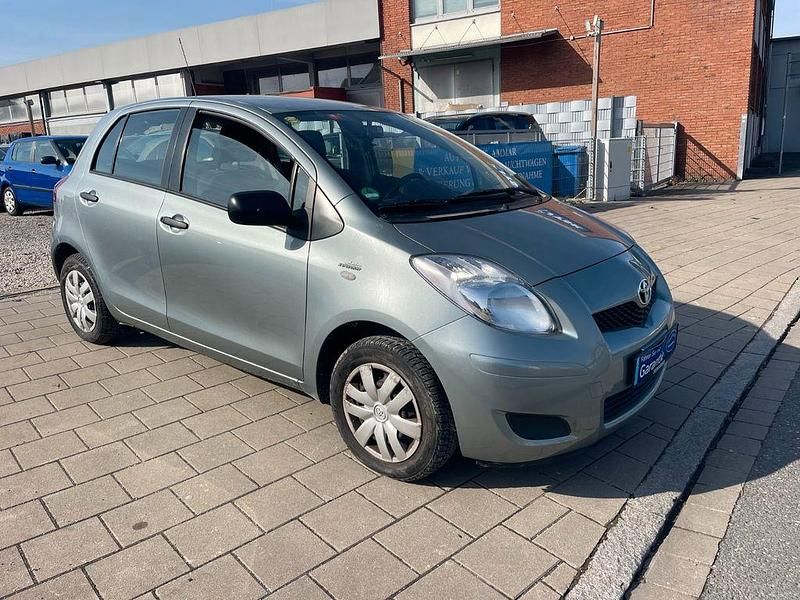Gebraucht Toyota Yaris Basis 69 PS (50 kW) 2009 Grau Kleinwagen