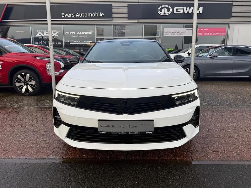 Gebraucht Opel Astra 131 PS (96 kW) 2024 Weiß/schwarz Limousine