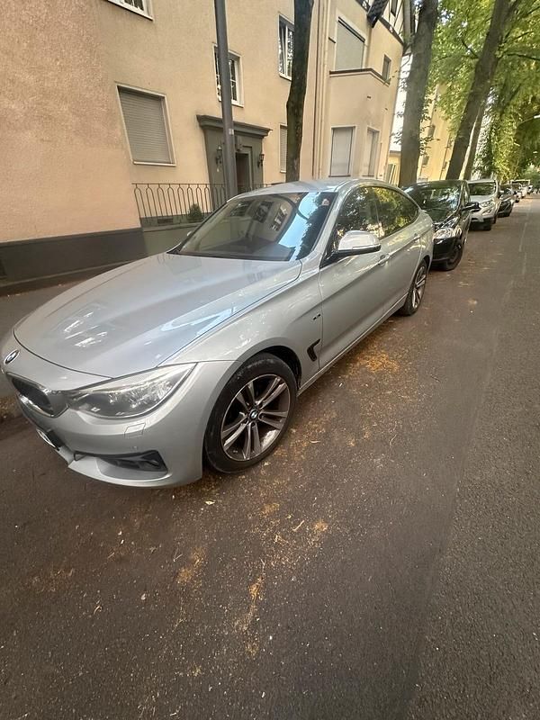 Silber Gebraucht 2015 BMW 318 Gran Turismo Sport Line Limousine | 12.999 € (Fairer Preis) - Bild 1/4