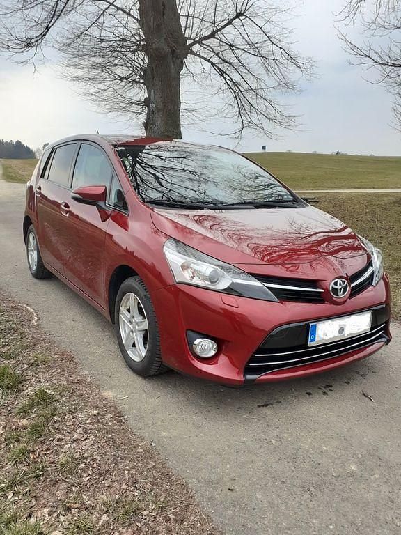 Gebraucht Toyota Verso 147 PS (108 kW) 2017 Rot Van / Kleinbus