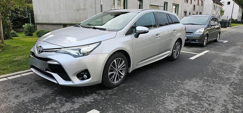 Silber Gebraucht 2017 Toyota Avensis Edition-S Kombi | 15.499 € (Fairer Preis) - Bild 1/4
