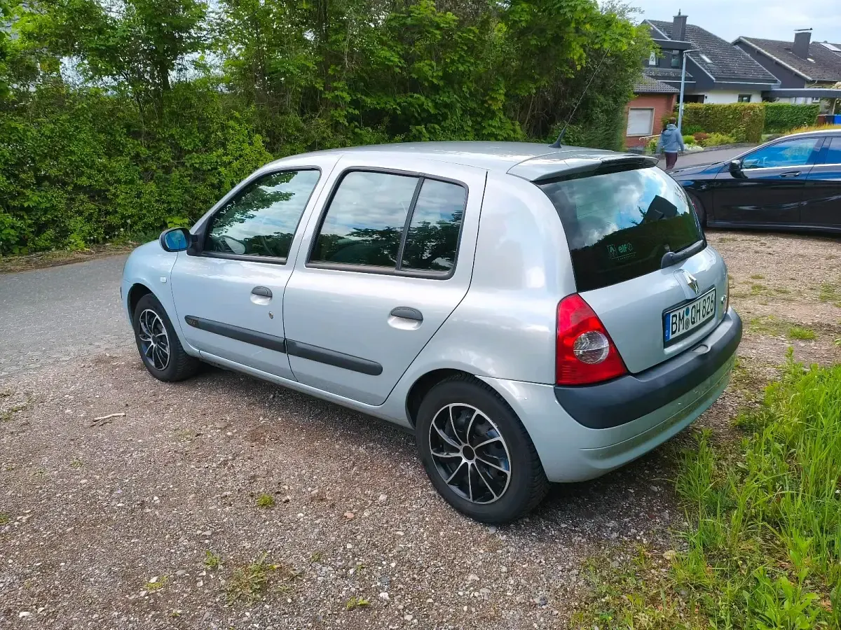 Używany Renault Clio II 75 KM (55 kW) 2004 Szary Hatchback