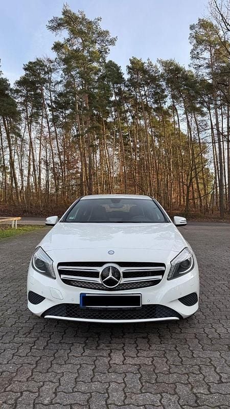 Weiß Gebraucht 2015 Mercedes A180 Limousine | 15.399 € (Fairer Preis) - Bild 1/4