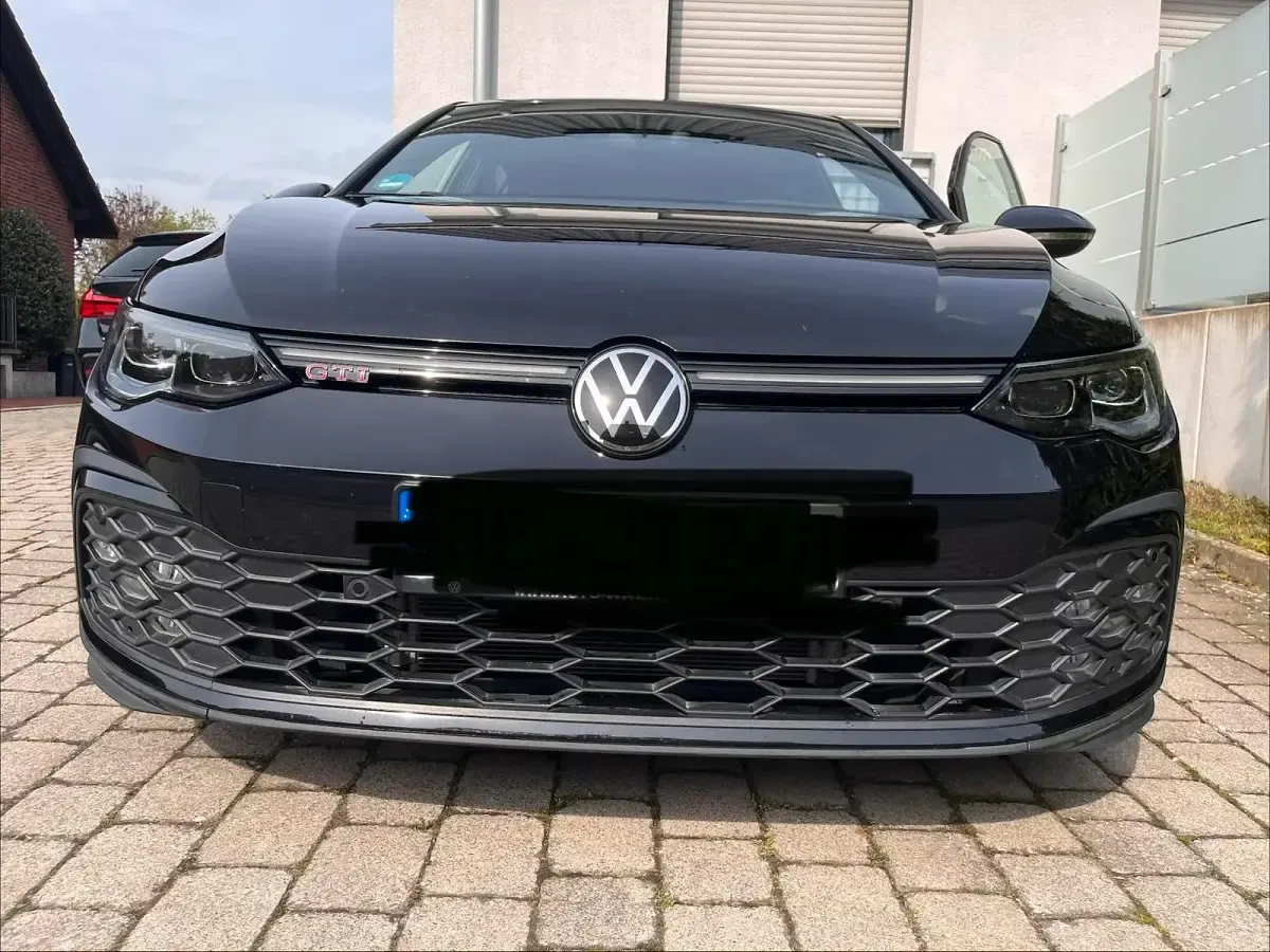 Second-hand VW Golf VIII Black Edition 245 CP (180 kW) 2022 Negru Hatchback