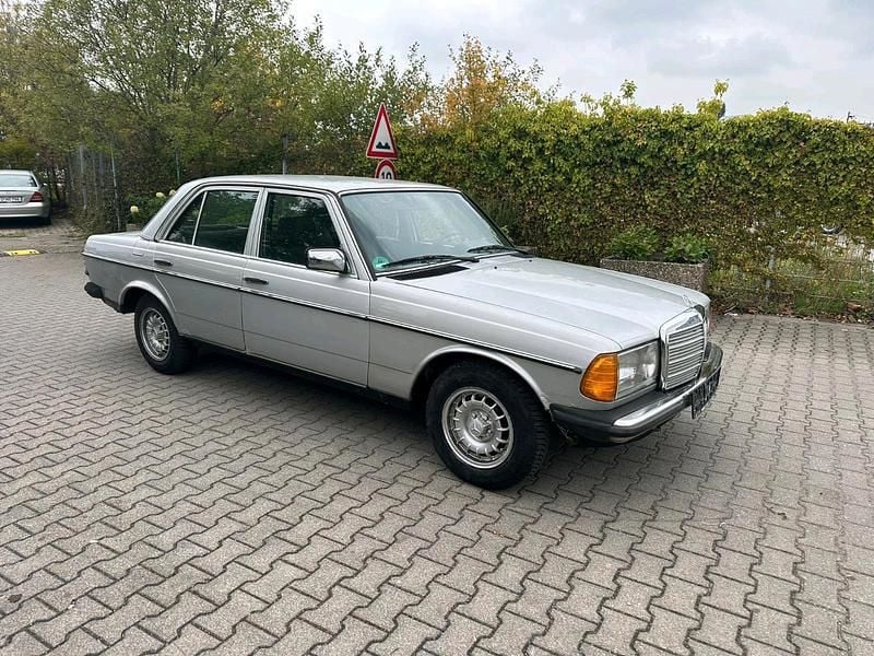 Silber Gebraucht 1984 Mercedes E230 Limousine | 3.900 € - Bild 1/4