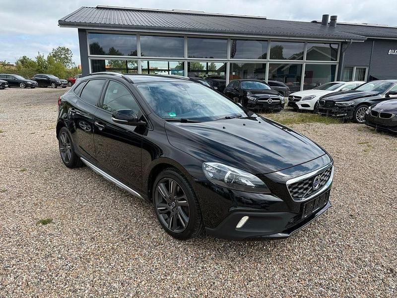 Schwarz Gebraucht 2015 Volvo V40 CC Momentum Kombi | 8.900 € (Fairer Preis) - Bild 1/4