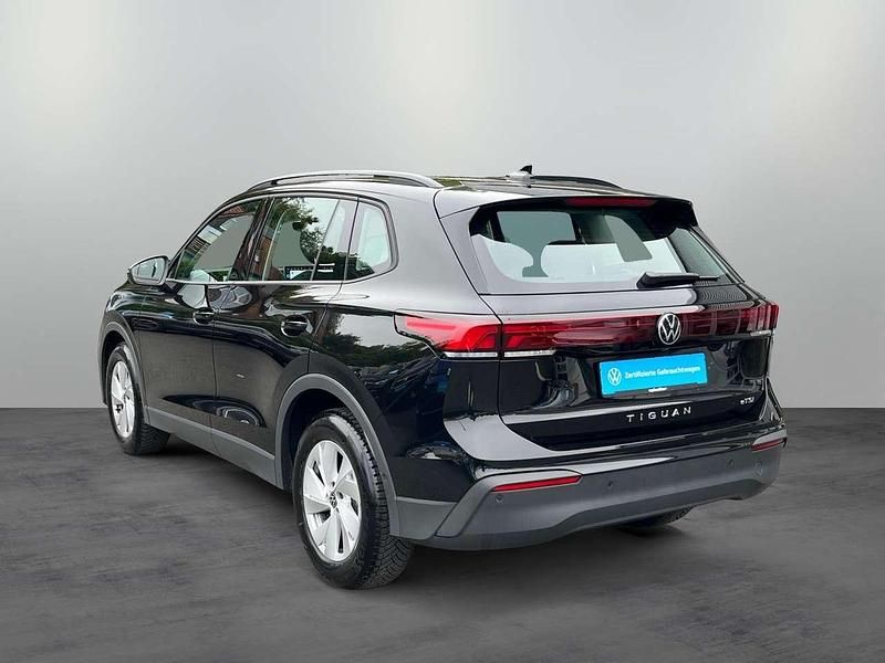 Gebraucht VW Tiguan Basis 131 PS (96 kW) 2024 Grenadillschwarz metallic SUV