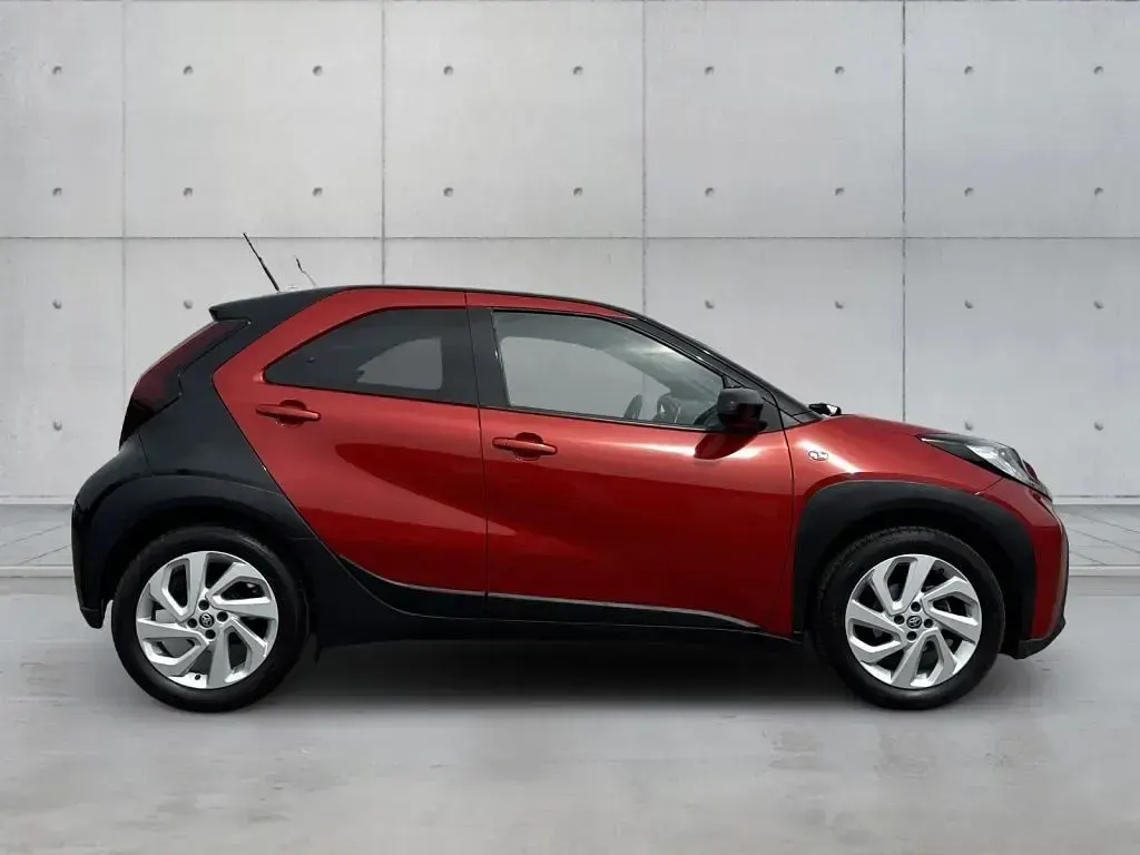 Gebraucht Toyota Aygo X Pulse 72 PS (52 kW) 2022 Chilli red perleffekt/dach nig SUV