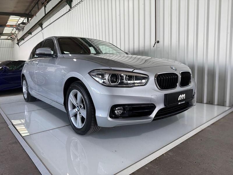 Silber Gebraucht 2018 BMW 118 Sport Line Kleinwagen | 14.900 € (Fairer Preis) - Bild 1/4
