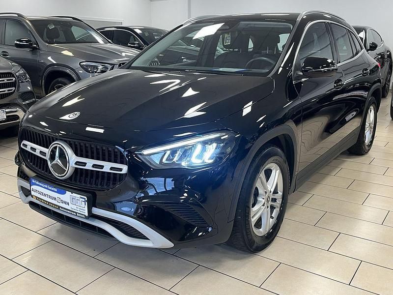 Nachtschwarz unilack Gebraucht 2023 Mercedes GLA180 SUV | 32.440 € (Guter Preis) - Bild 1/4