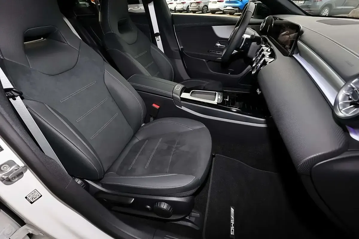 Gebraucht Mercedes CLA200 AMG 163 PS (119 kW) 2026 Unilack polarweiß Coupé