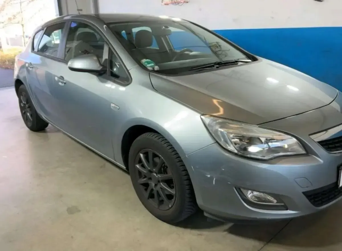 Gebraucht Opel Astra Selection 101 PS (74 kW) 2011 Silbersee/perl silber (m2) Kleinwagen