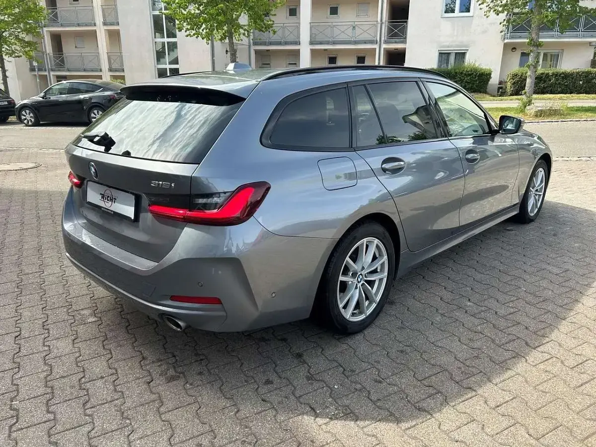 Gebraucht BMW 318 156 PS (114 kW) 2024 Grau Kombi
