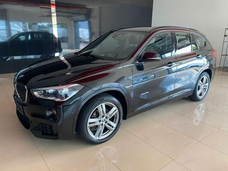 Black sapphire metallic (metallic) Gebraucht 2018 BMW X1 Sport Line SUV | 16.700 € (Fairer Preis) - Bild 1/4