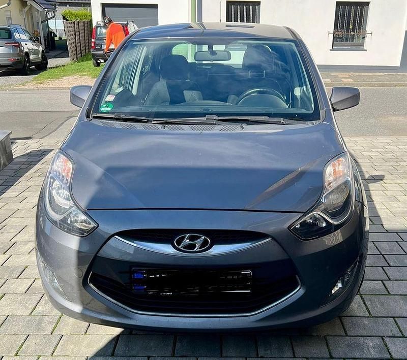 Grau Gebraucht 2014 Hyundai ix20 Classic Van / Kleinbus | 6.300 € (Guter Preis) - Bild 1/4