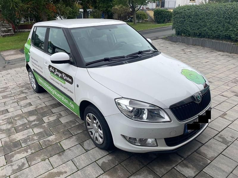 Weiß Gebraucht 2010 Skoda Fabia Limousine | 1.299 € (Guter Preis) - Bild 1/4