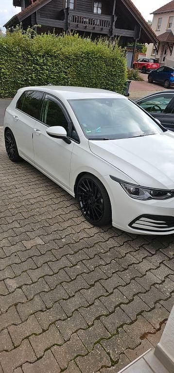 Weiß Gebraucht 2023 VW Golf VIII Life Limousine | 25.999 € (Guter Preis) - Bild 1/4