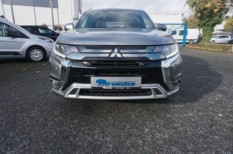 Grau Gebraucht 2021 Mitsubishi Outlander P-HEV Top SUV | 26.980 € (Etwas zu teuer) - Bild 1/4