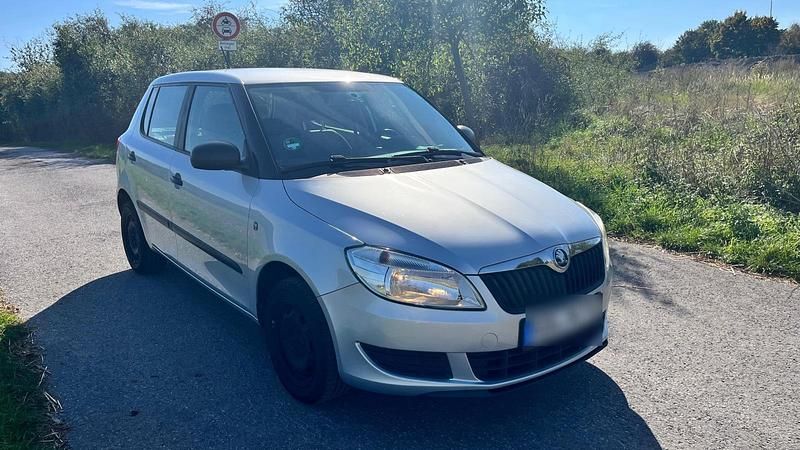 Silber Gebraucht 2014 Skoda Fabia Limousine | 5.250 € - Bild 1/4