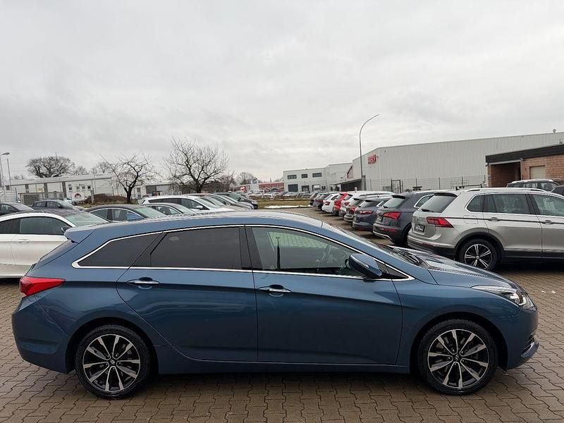 Gebraucht Hyundai i40 Style 141 PS (103 kW) 2016 Blau Kombi