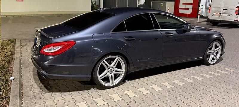 Grau Gebraucht 2011 Mercedes CLS500 AMG line Coupé | 32.000 € (Teuer) - Bild 1/4