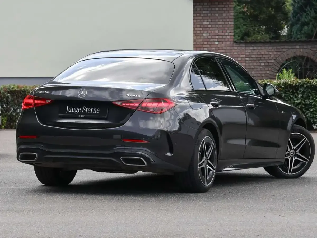 Gebraucht Mercedes C300e AMG 204 PS (150 kW) 2025 Grau graphitgrau metallic Limousine