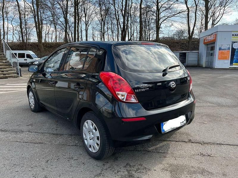 Gebraucht Hyundai i20 Edition 86 PS (63 kW) 2012 Schwarz Kleinwagen